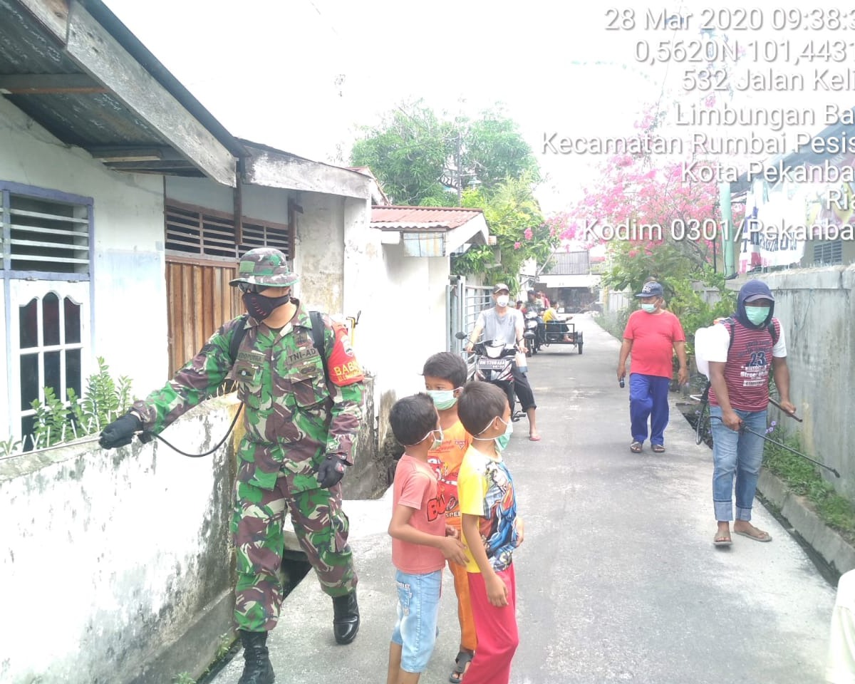 Cegah Penyebaran Covid-19, Seluruh Warga RT 03 dan RT 04 Limbungan Baru Laksanakan Penyemprotan Disinfektan