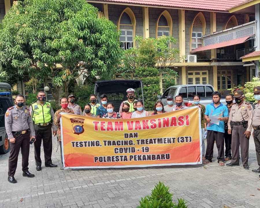 Lagi, Kapolsek Lima Puluh Bersama Personil Bantu Transportasi Warga Yang Tinggal di Daerah Pelosok Untuk Vaksin