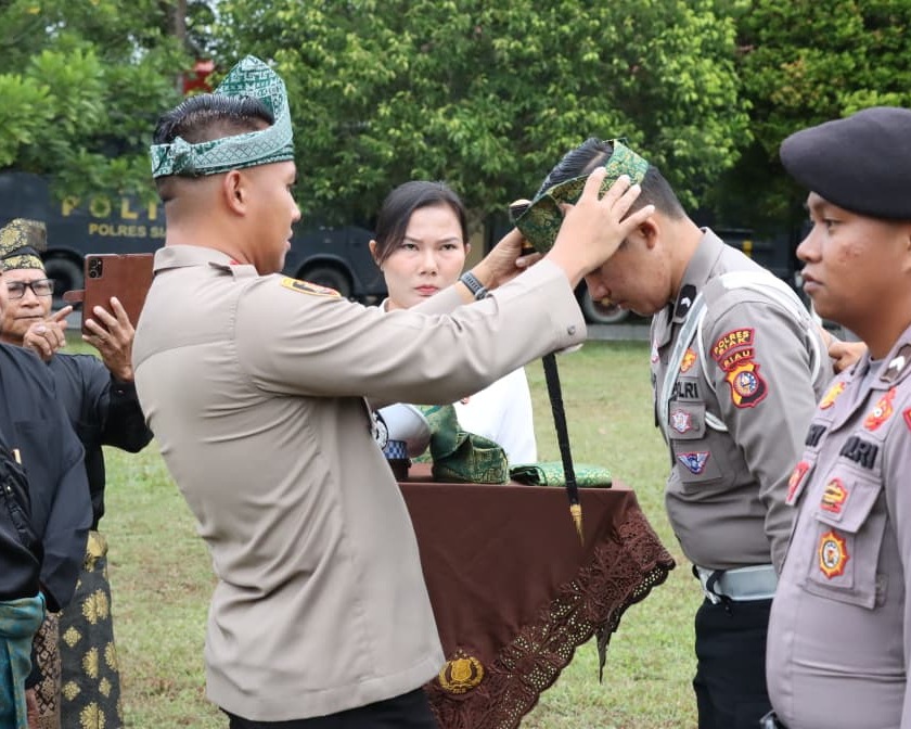 Polres Siak Launching Penggunaan Tanjak Dan Selempang Bagi Personil, Perkuat Marwah Melayu di Tubuh Polri