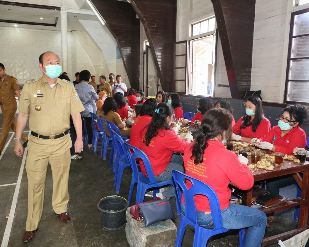 Bupati Taput Didampingi Ketua Tim Penggerak PKK, Mengupayakan Meningkatkan Stamina Masyarakat Lewat Produksi Minuman Sehat Wedang Jahe di Dapur Umum