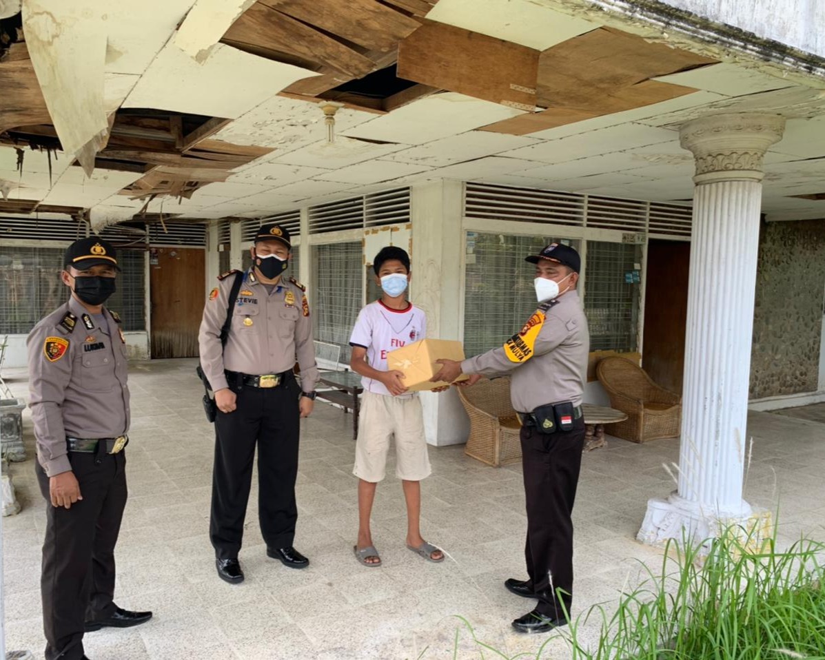Moment Hari Raya Idul Adha 1442 H, Polresta Pekanbaru Melalui Polsek Limapuluh Salurkan Bantuan Sembako Kepada Warga Terdampak Covid-19