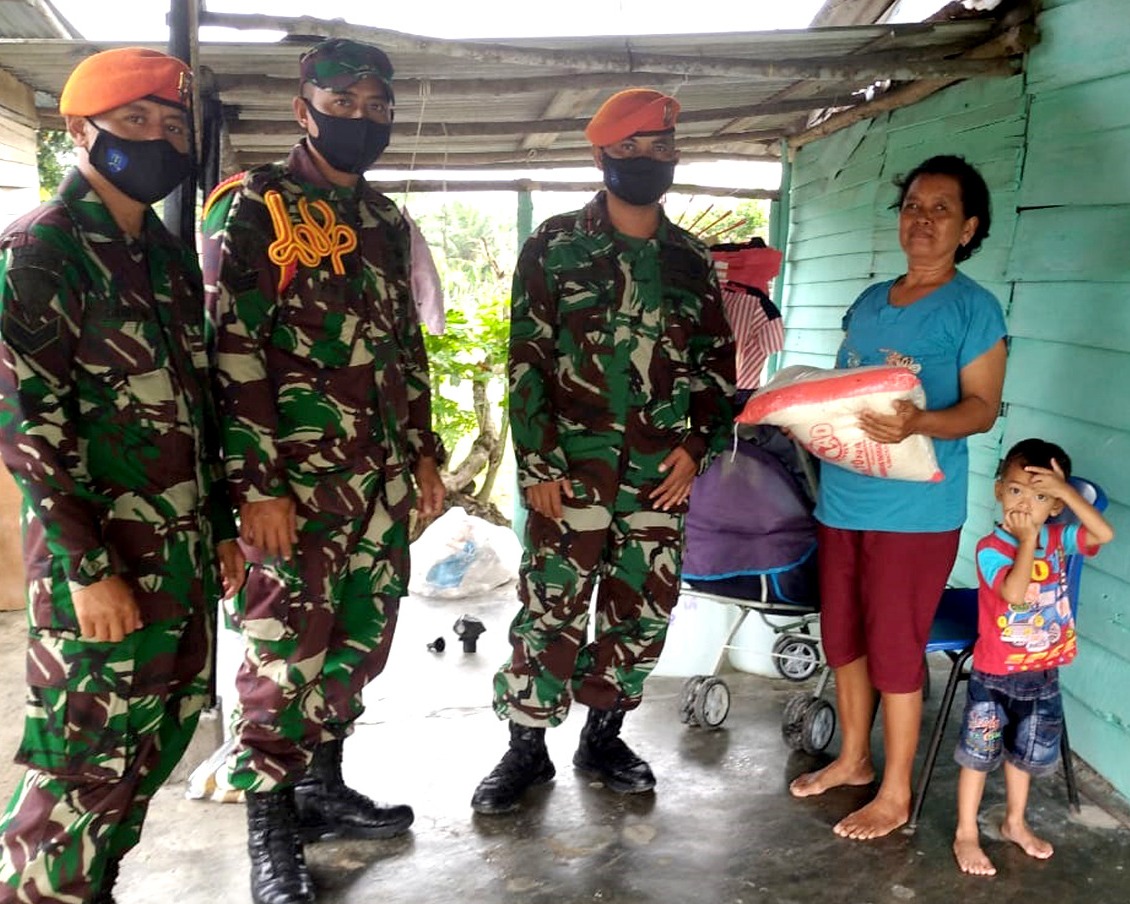 Jelang Hari Raya Idul Fitri 1442 H, Yonko 462 Paskhas Salurkan Zakat Fitrah Kepada Masyarakat Kurang Mampu