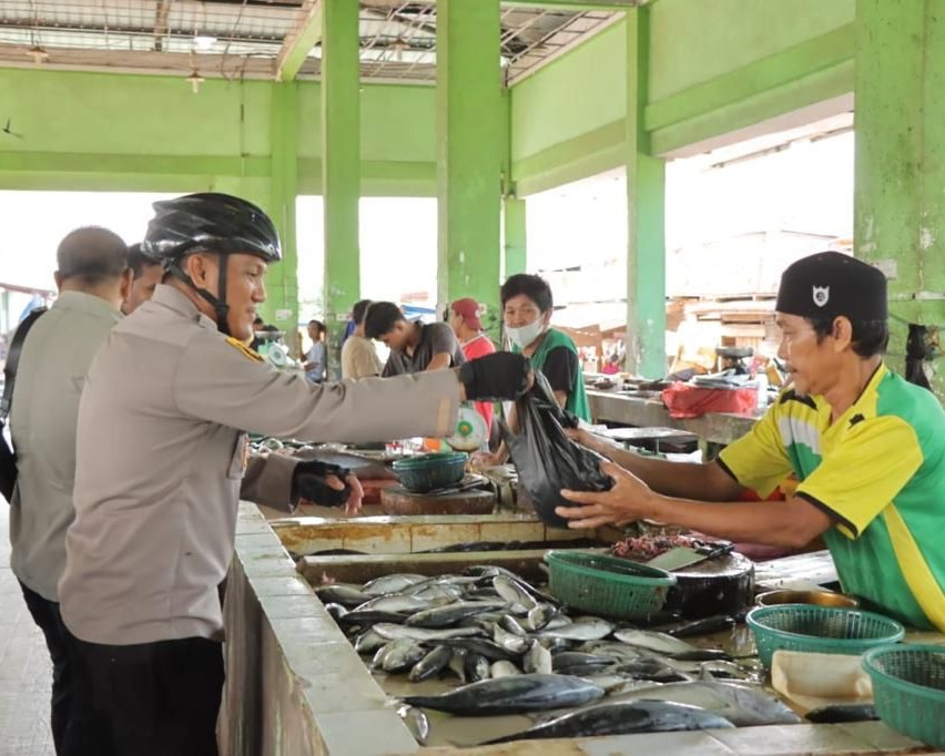 Sapa Masyarakat Dan Dengarkan Keluh Kesah Pedagang Pasar, Ini Cara Kapolres Meranti