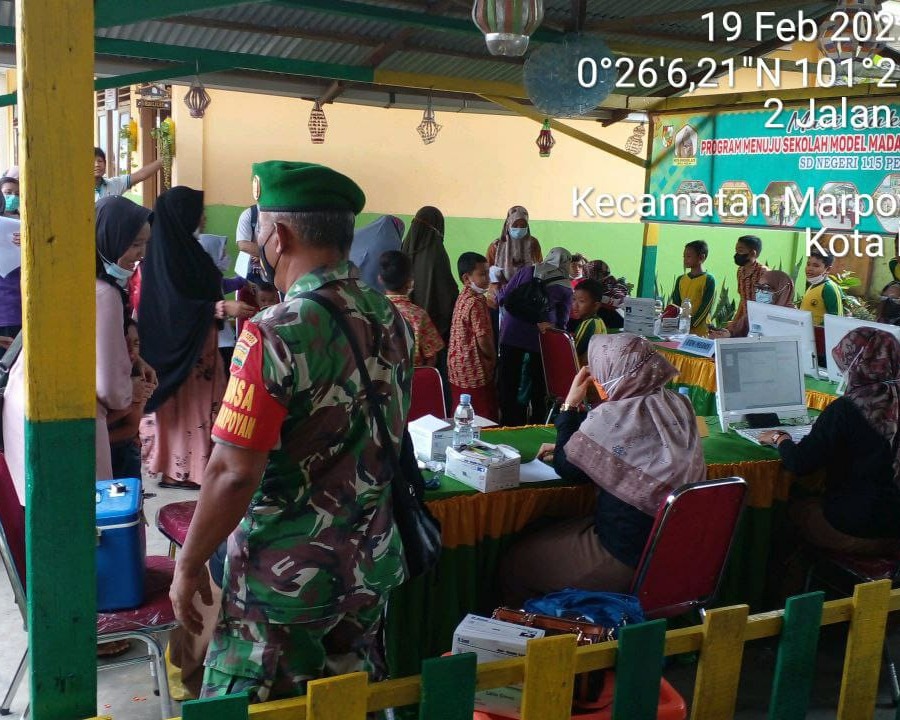 Babinsa Kodim 0301/PBR Monitor Pelaksanaan Vaksinasi Merdeka Anak di SD Negeri 115