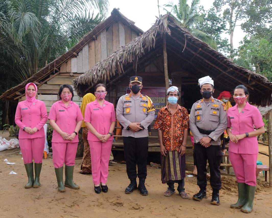 Vaksinasi Kemerdekaan Polda Riau Jangkau Masyarakat Pedalaman Suku Talang Mamak Kabupaten Indragiri Hulu