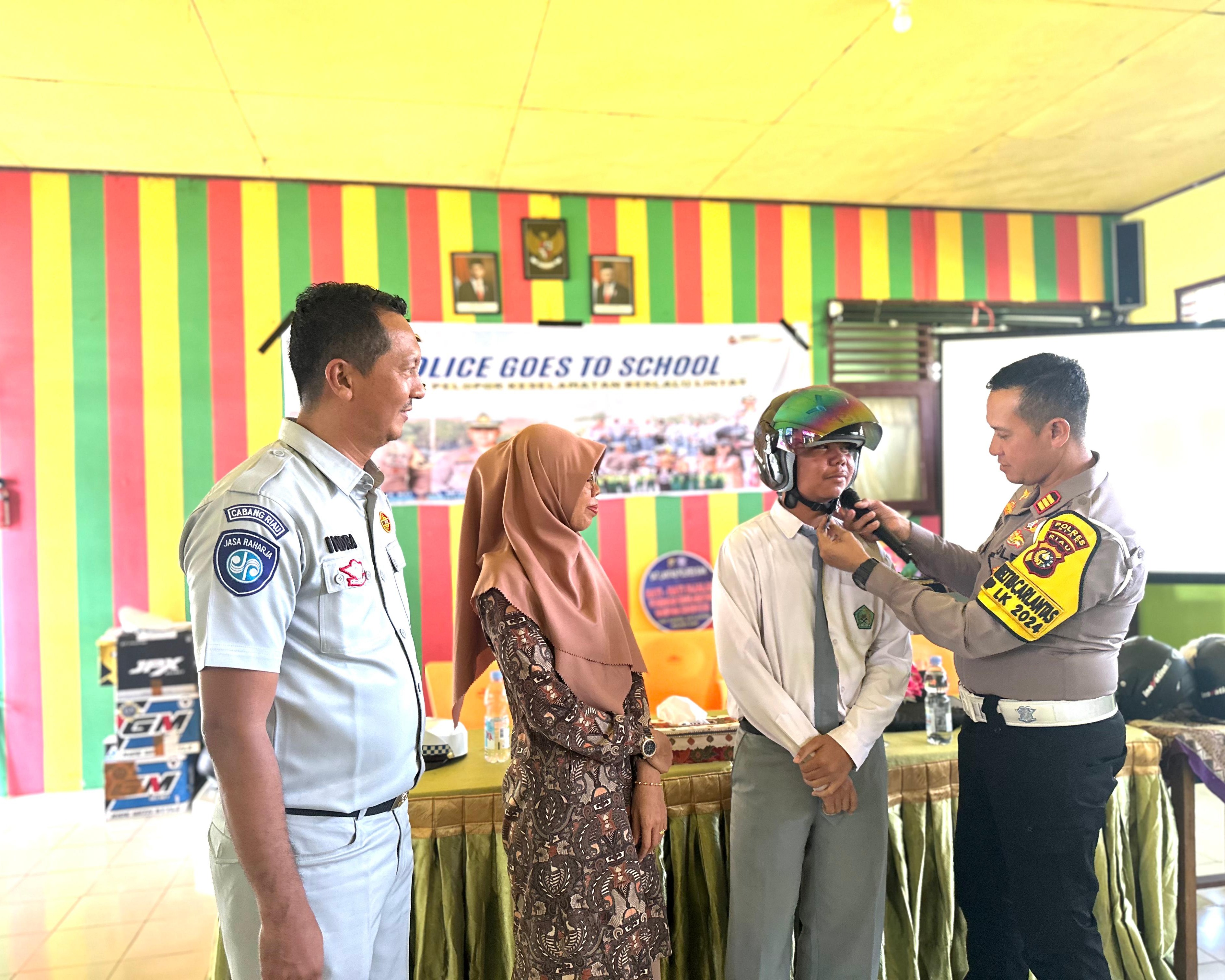 Satlantas Polres Siak Bersama Jasa Raharja Gelar Sosialisasi Keselamatan Berlalu Lintas Serta Ajak Pelajar Sebagai Pemilih Pemula Sukseskan Pilkada 2024 di Kabupaten Siak
