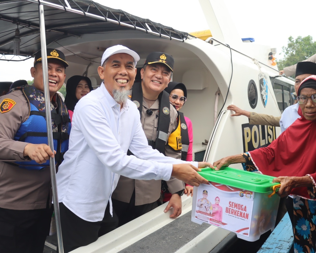 Kapolda Riau Laksanakan Kunker Ke Kota Dumai Dan Bagikan Paket Sembako Kepada Masyarakat Kurang Mampu dan Lansia Di Kawasan Pesisir