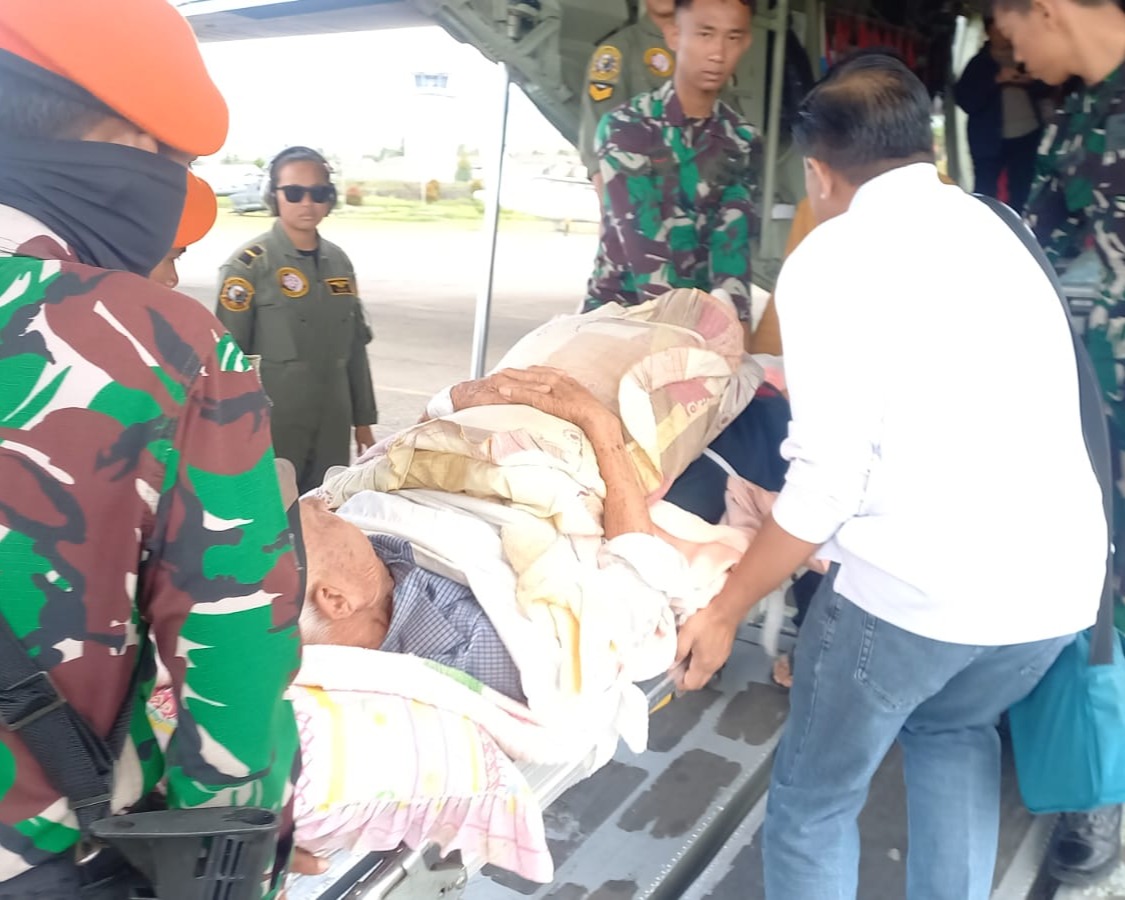Cepat, Tepat dan Humanis Pesawat TNI AU Bantu Evakuasi Warga Terdampak Yang Sakit