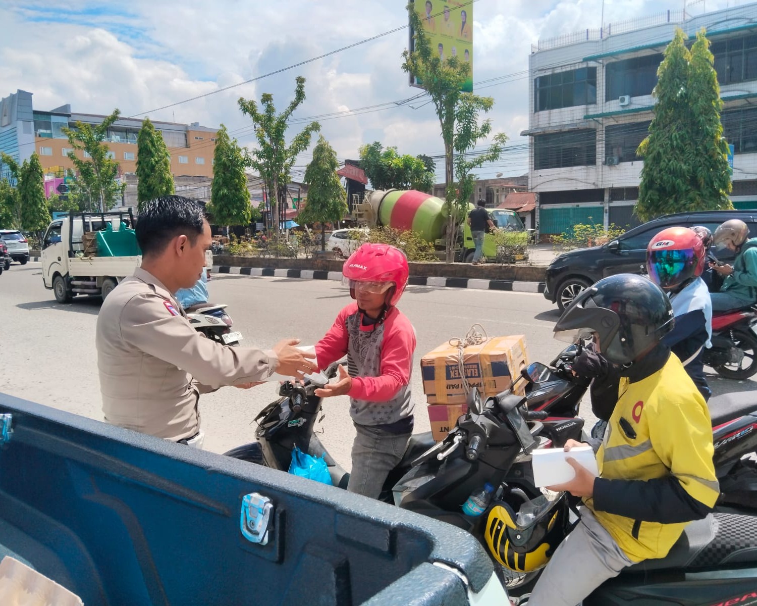 Berbagi Kepedulian Jelang Nataru, Ditlantas Polda Riau Gelar Jumat Barokah Dan Edukasi Keselamatan