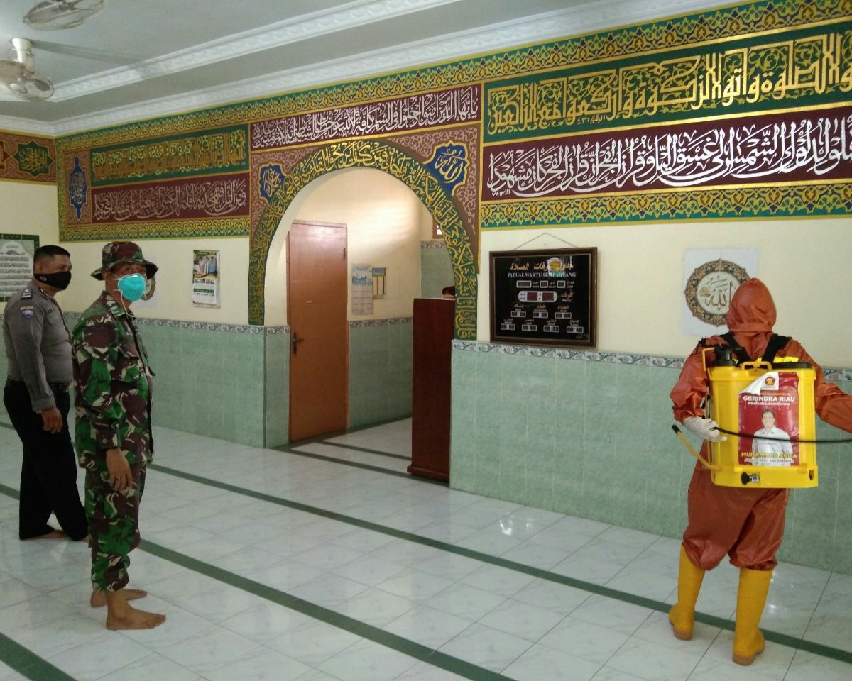 Babinsa Kodim 0301/Pekanbaru Bersama Stakeholder Dan Elemen Masyarakat Melaksanakan Penyemprotan Disinfektan di Masjid Asrullah