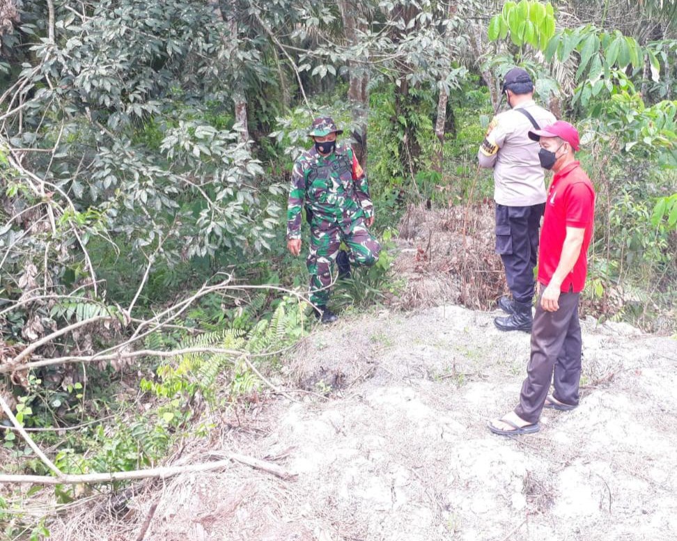 Sinergitas TNI - Polri, Babinsa Kodim 0301/PBR Laksanakan Patroli dan Sosialisasi Karhutla Bersama