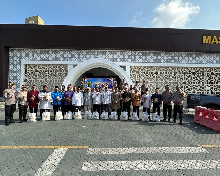 Bulan Suci Ramadan 1444 H 2023, Tim Jumpe Romansa Polda Riau Salurkan Bantuan Sembako di Sejumlah Masjid dan Mushola