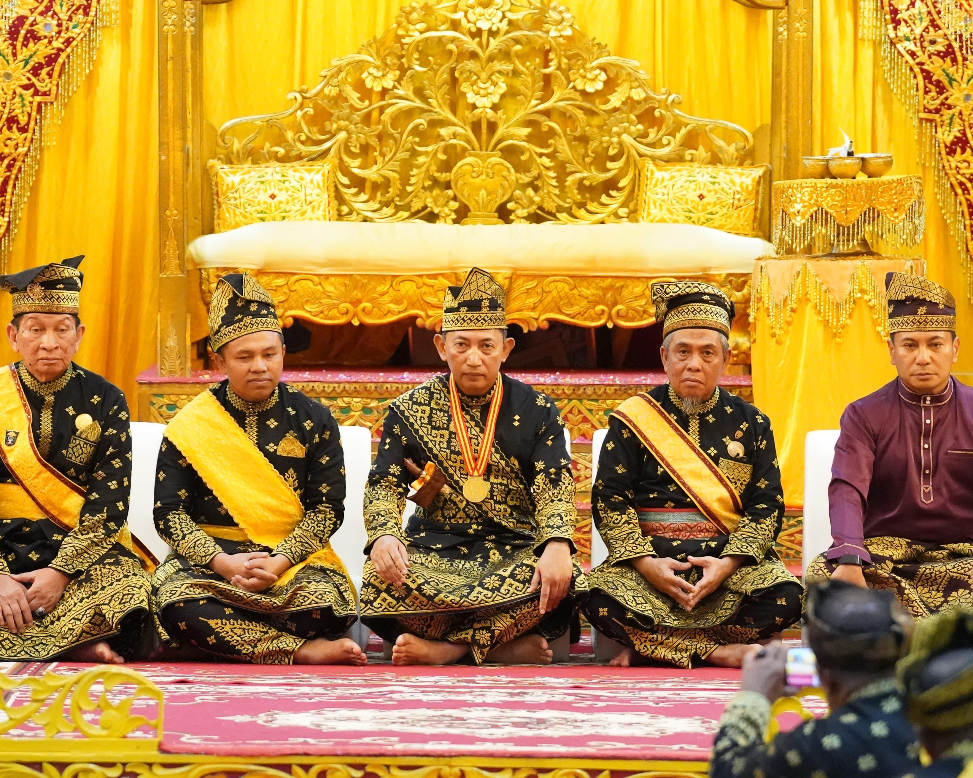 Kapolri Terima Anugerah Adat Ingatan Budi Dari LAM Riau: Simbol Kehormatan, Amanah Moral, dan Komitmen Kebangsaan