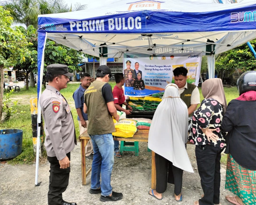 Stabilkan Harga, Polsek Tualang dan Bulog Salurkan Pangan Murah