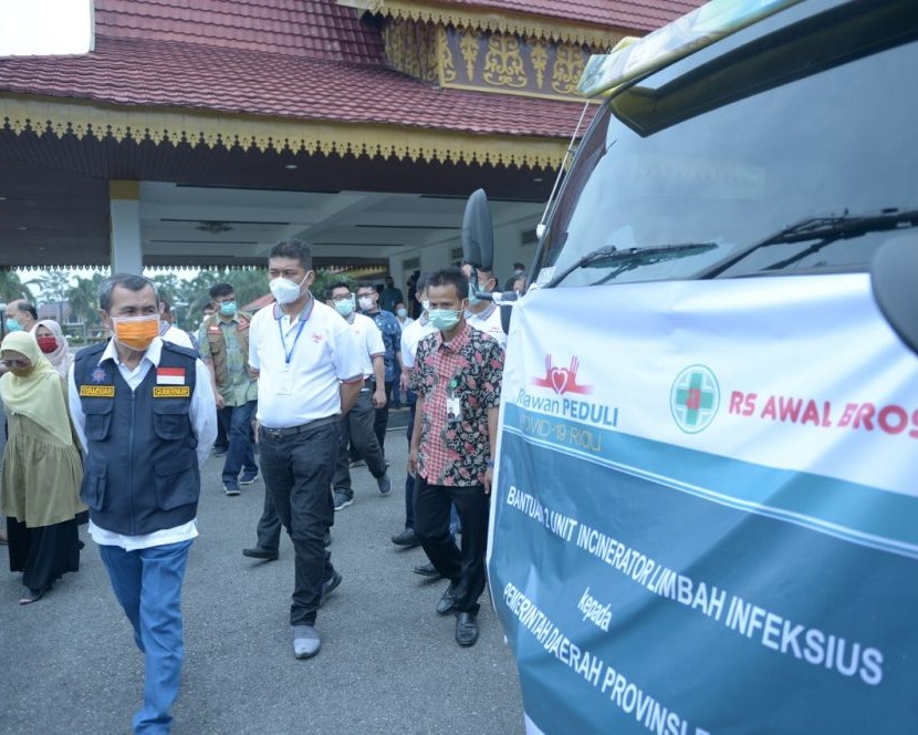 Dua Unit Incinerator Limbah Infeksius Langsung Diterima Ketua Gugus Tugas Percepatan Penanganan Covid-19 Provinsi Riau Dari Relawan Peduli RS Awal Bros