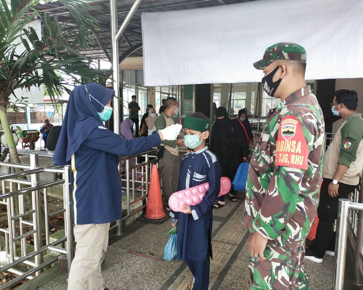 Babinsa Kodim 0301/Pekanbaru Terus Lakukan Pendisiplinan Protokol Kesehatan Kepada Penumpang di Pelabuhan Sei Duku