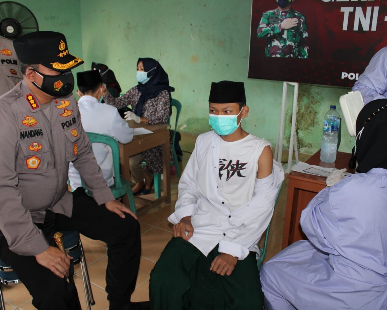 Polresta Pekanbaru Gelar Gerai Vaksin Massal Di Pondok Pesantren Nurul Huda
