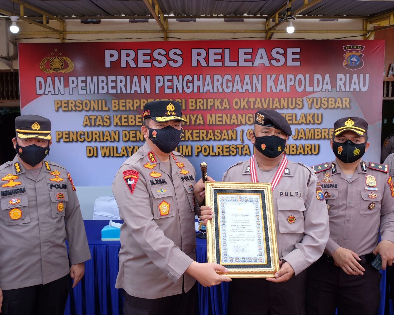 Temui Bripka Oktavianus Yusbar Di Mapolsek Tenayan Raya, Kapolda Riau Irjen Pol M Iqbal Berikan Piagam Penghargaan