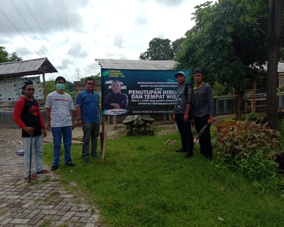 Cegah Penularan Covid-19, Disporapar Tubaba Melakukan Pemasangan Banner Penutupan Tempat Wisata dan Tempat  Hiburan