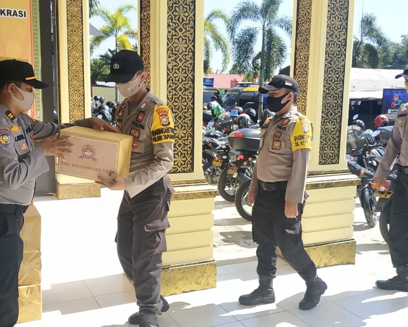 Menjelang Puncak Peringatan Hari Bhayangkara ke-74, Polres Kampar Laksanakan Bakti Sosial Serentak Dengan Membagikan 1000 Paket Sembako