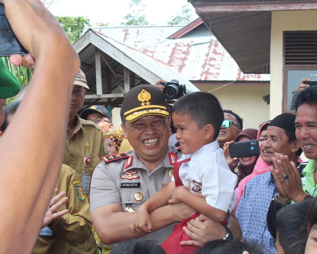 Basah - Basahan Tinjau Warga Terkena Banjir, Kapolda Riau: Ini Bukti Negara Hadir Untuk Rakyatnya