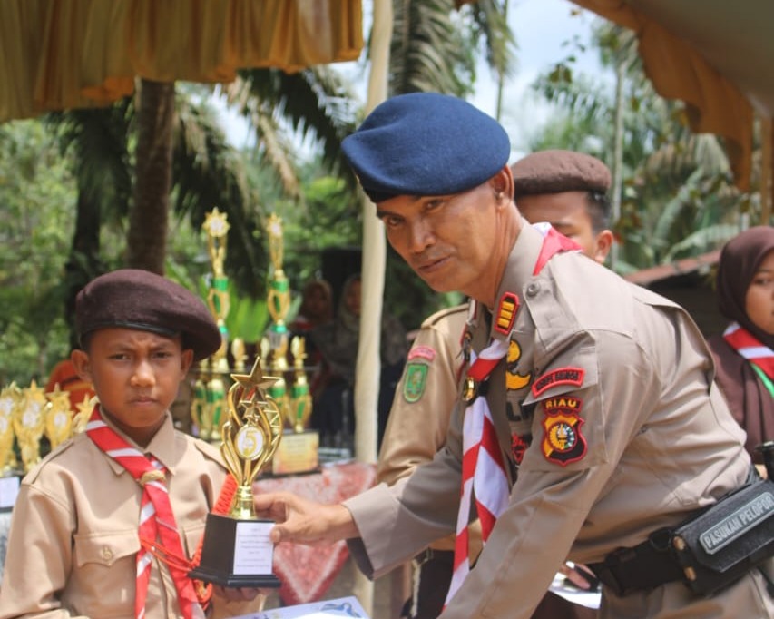 Danki Yon C Pelopor Satuan Brimob Polda Riau Pimpin Penutupan Perkemahan Santri