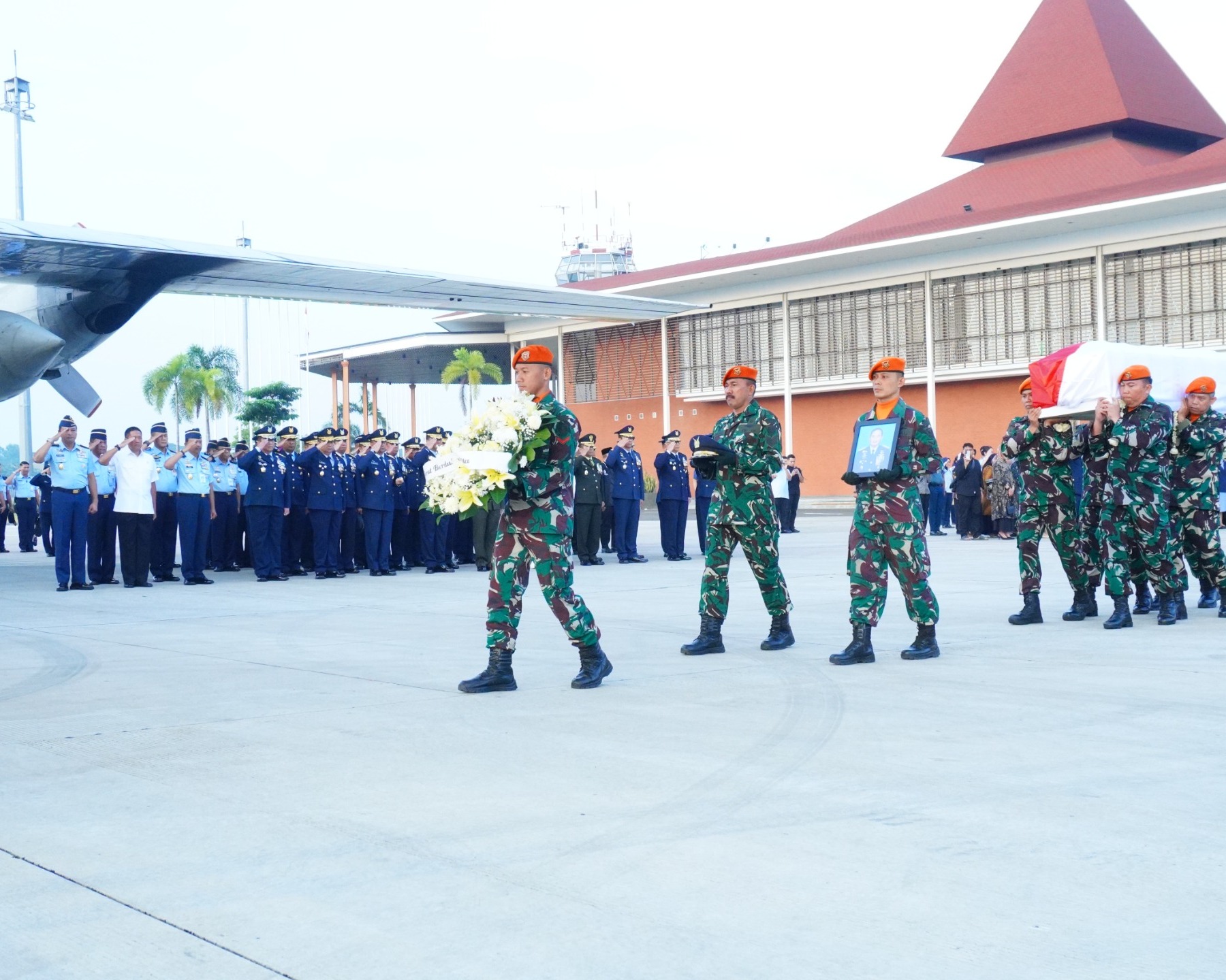 Pangkoopsud I Berikan Penghormatan Terakhir, Hadiri Pemberangkatan Jenazah Alm. Marsma TNI Fajar Adriyanto