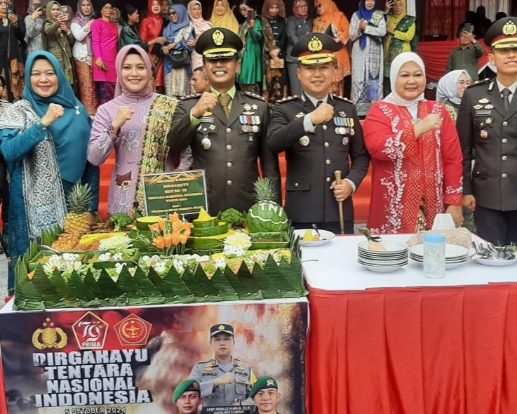 Hari Jadi Ke-79 TNI, Kapolres Kampar Berikan Surprise Ke Dandim 0313/KPR Dan Berharap Pilkada Berjalan Damai
