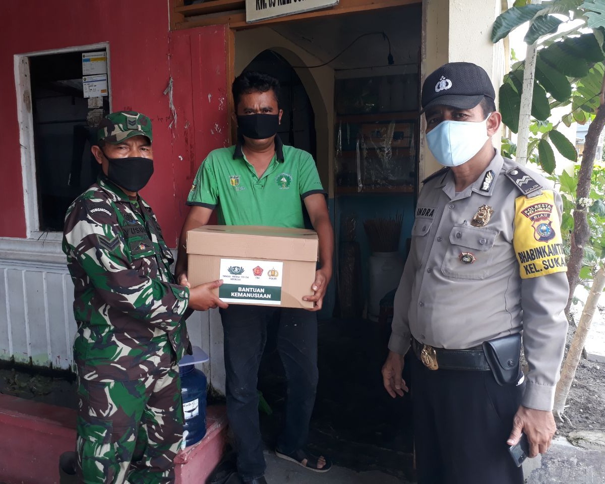 Babinsa Kodim 0301/Pekanbaru Bersama Bhabinkamtibmas Polresta Pekanbaru Laksanakan Pembagian Paket Sembako Kepada Warga Yang Terdampak Covid-19