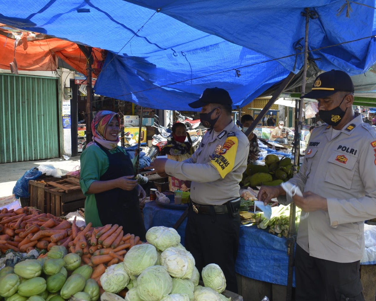 Cegah Penyebaran Covid-19, Kapolsek Senapelan Bagikan Masker Gratis Kepada Pedagang dan Pengunjung Pasar Senapelan
