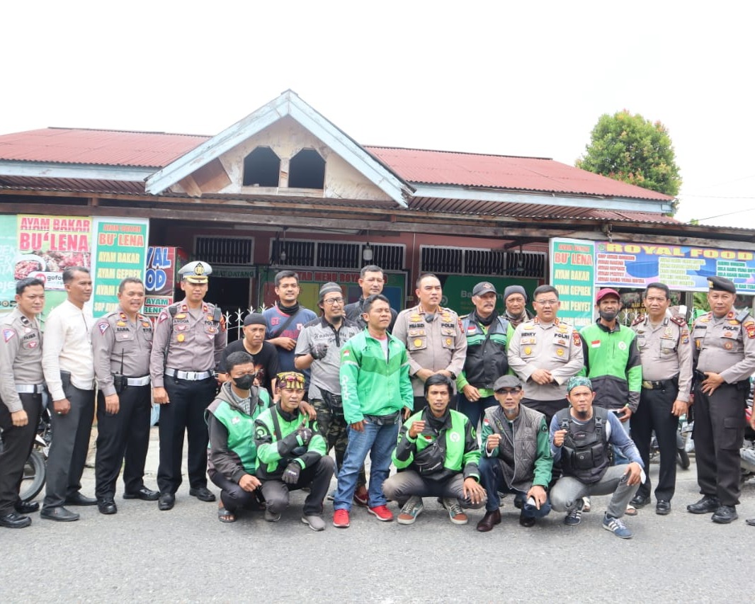 Kapolresta Pekanbaru Salurkan Bansos Kepada Pengendara Ojek Online