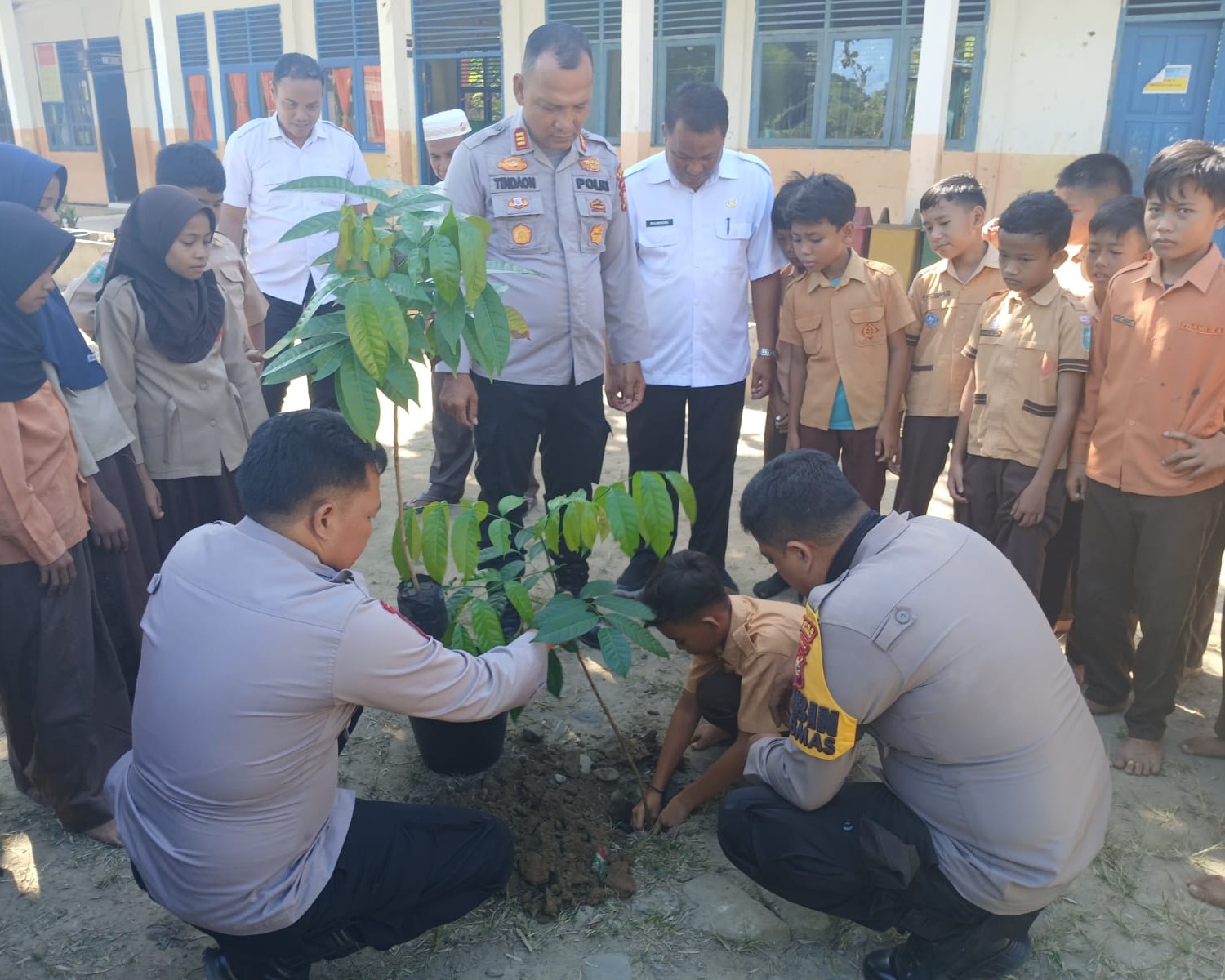 Operasi Patuh Lancang Kuning 2025, Polres Rohul Barengi Dengan Penanaman Pohon Dan Edukasi Lingkungan di Beberapa Sekolah