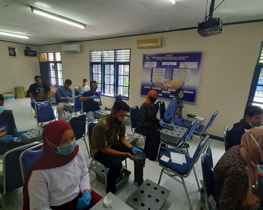 Owner Green House HydroFarm Melatih Kader NasDem Menanam Cara Hidroponik