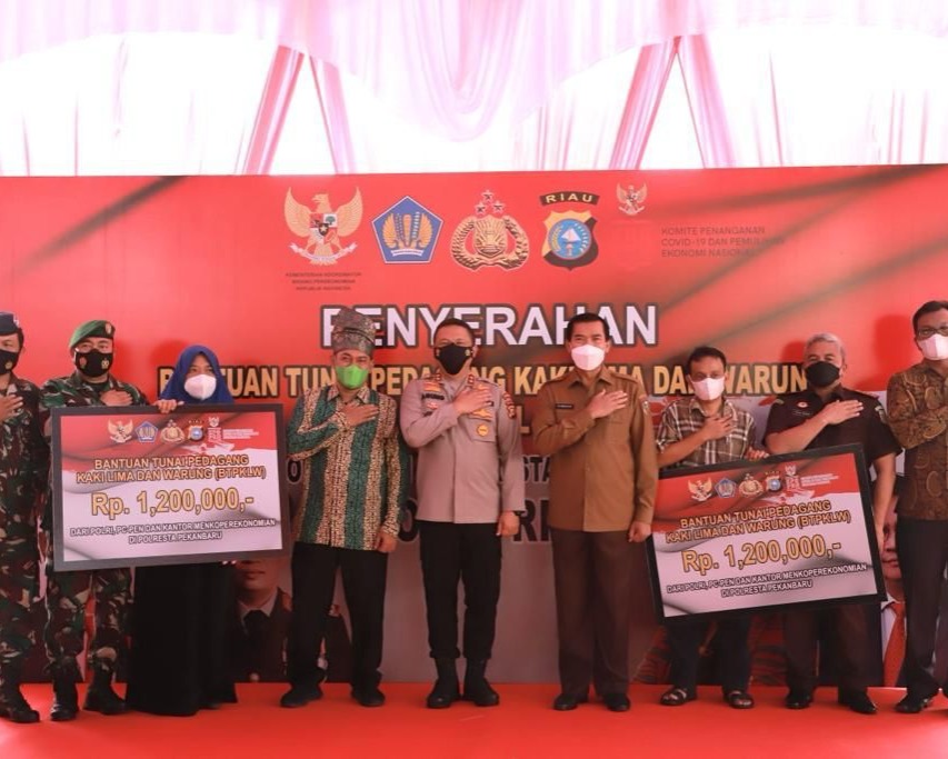 Kapolda Riau Serahkan Bantuan Tunai Pedagang Kaki Lima Dan Warung (BTPKLW) di Mako Polresta Pekanbaru