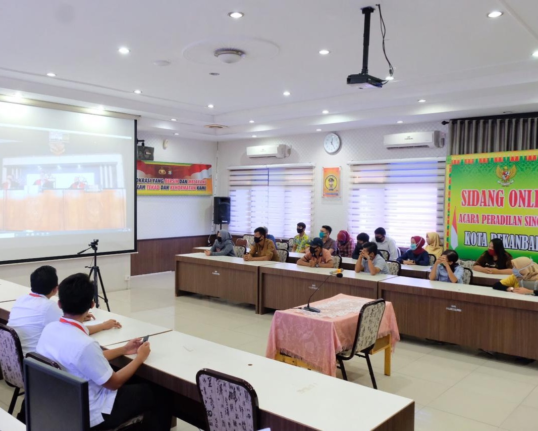 Perdana, Pelaku Pelanggar PSBB Kota Pekanbaru Menjalani Proses Sidang Pengadilan Secara Online