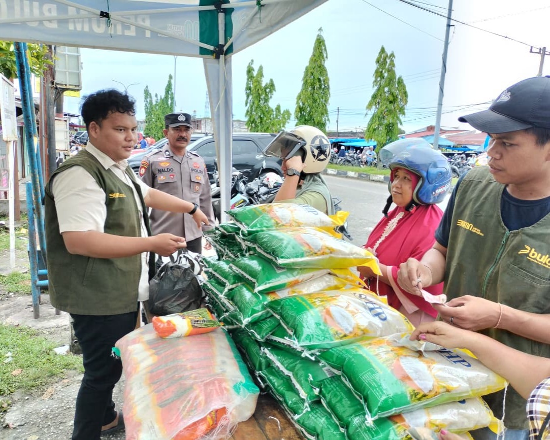Stabilkan Harga, Polsek Tualang dan Bulog Salurkan Pangan Murah