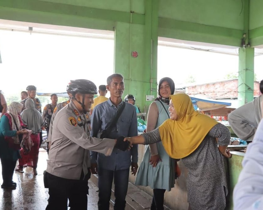 Sapa Masyarakat Dan Dengarkan Keluh Kesah Pedagang Pasar, Ini Cara Kapolres Meranti