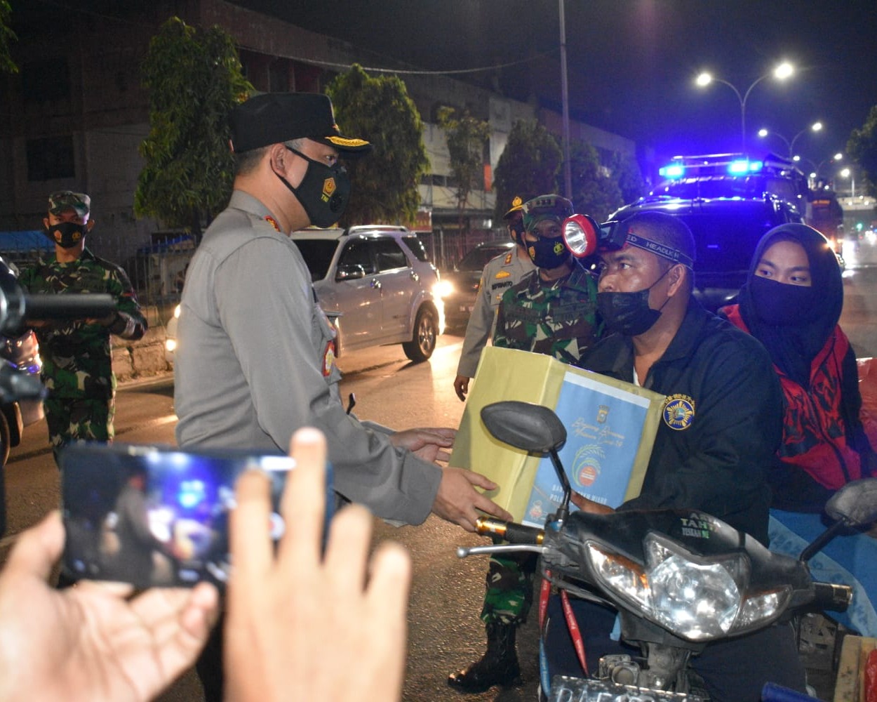 Polresta Pekanbaru Laksanakan Patroli Skala Besar Serta Bagikan Bantuan Sosial Untuk Masyarakat Terdampak Covid-19