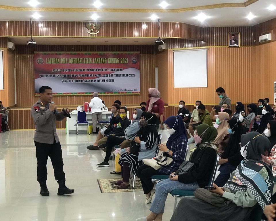 Brimob Polda Riau Turun Langsung Ke Jalan - Jalan Ajak Masyarakat Untuk di Vaksin