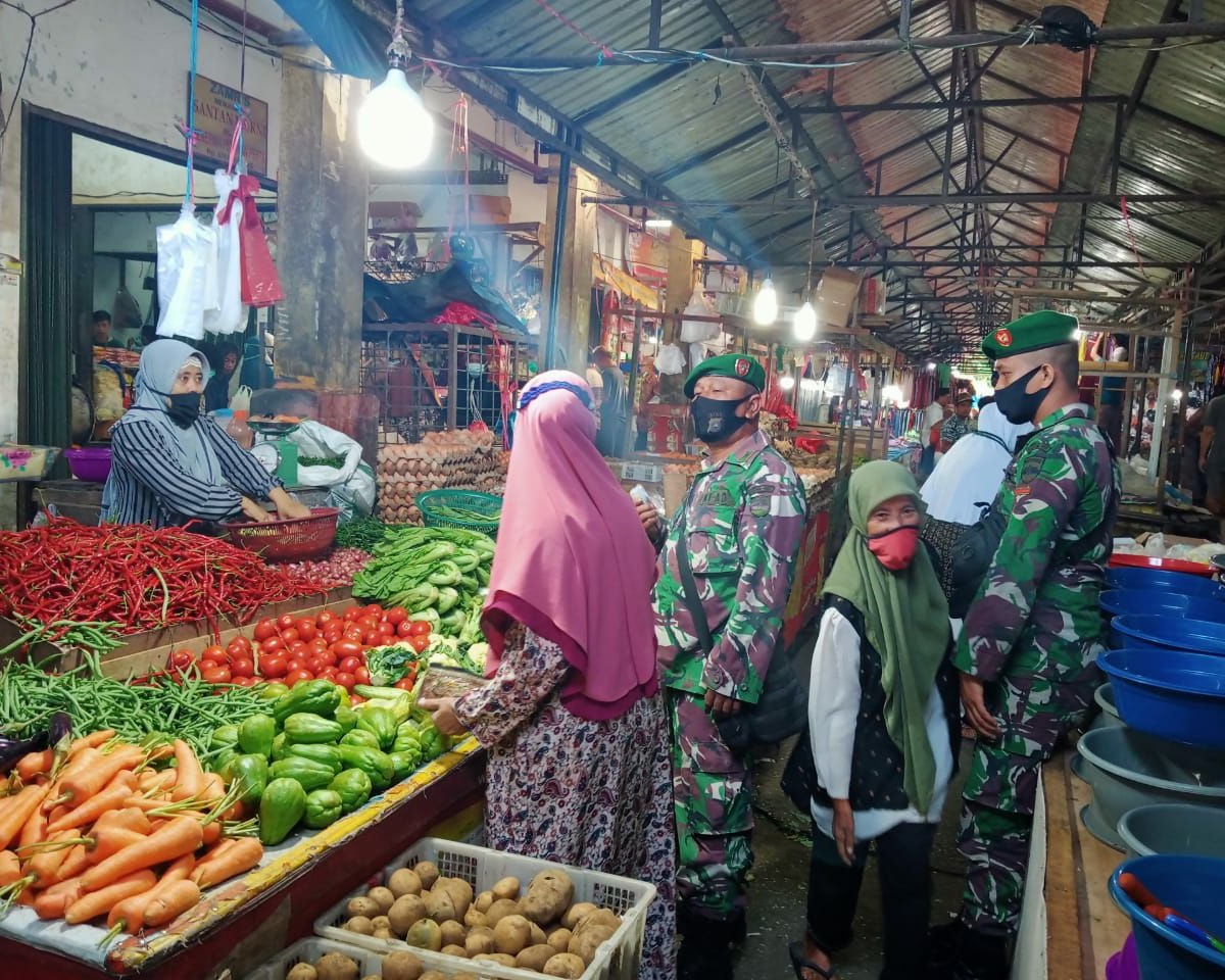 Babinsa Kodim 0301/PBR Laksanakan Penegakan Protokol Kesehatan di Pasar Rakyat Rumbai