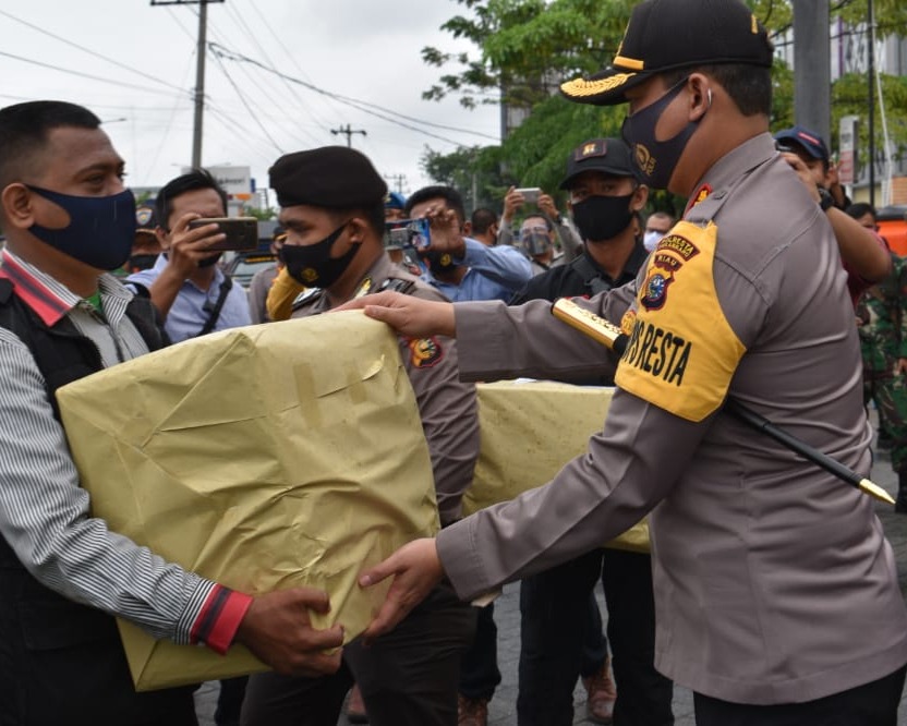 Kapolda Riau Bagikan 630.000 Masker Kepada Masyarakat
