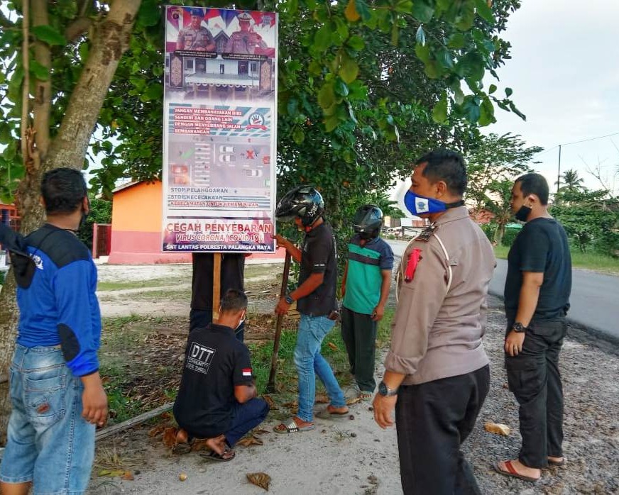 Puluhan Baliho Bertuliskan Himbauan Keselamatan Berlalu Lintas Terpasang Menghiasi Tepi Pada Beberapa Jalan di Kota Palangka Raya