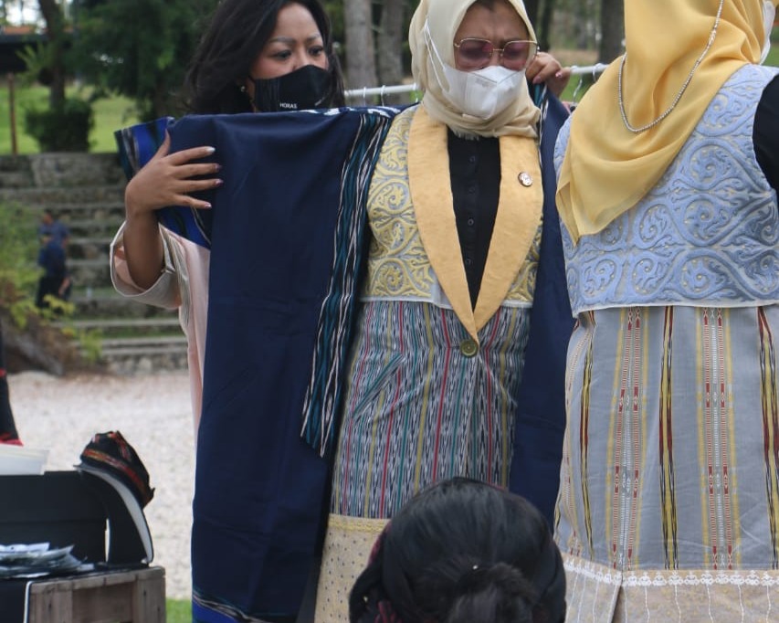 Puji Keuletan Satika Simamora Promosikan Produk UMKM Taput, Ketua Dekranasda Sumut Yakin Tenun Ulos Semakin Dikenal Dunia