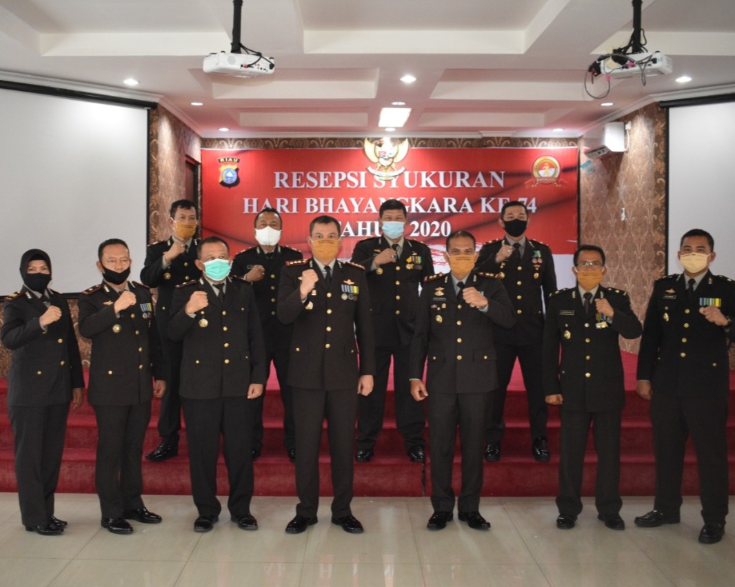 Hari Bhayangkara ke-74, Polresta Pekanbaru Adakan Syukuran dan Berikan Penghargaan Kepada Personil