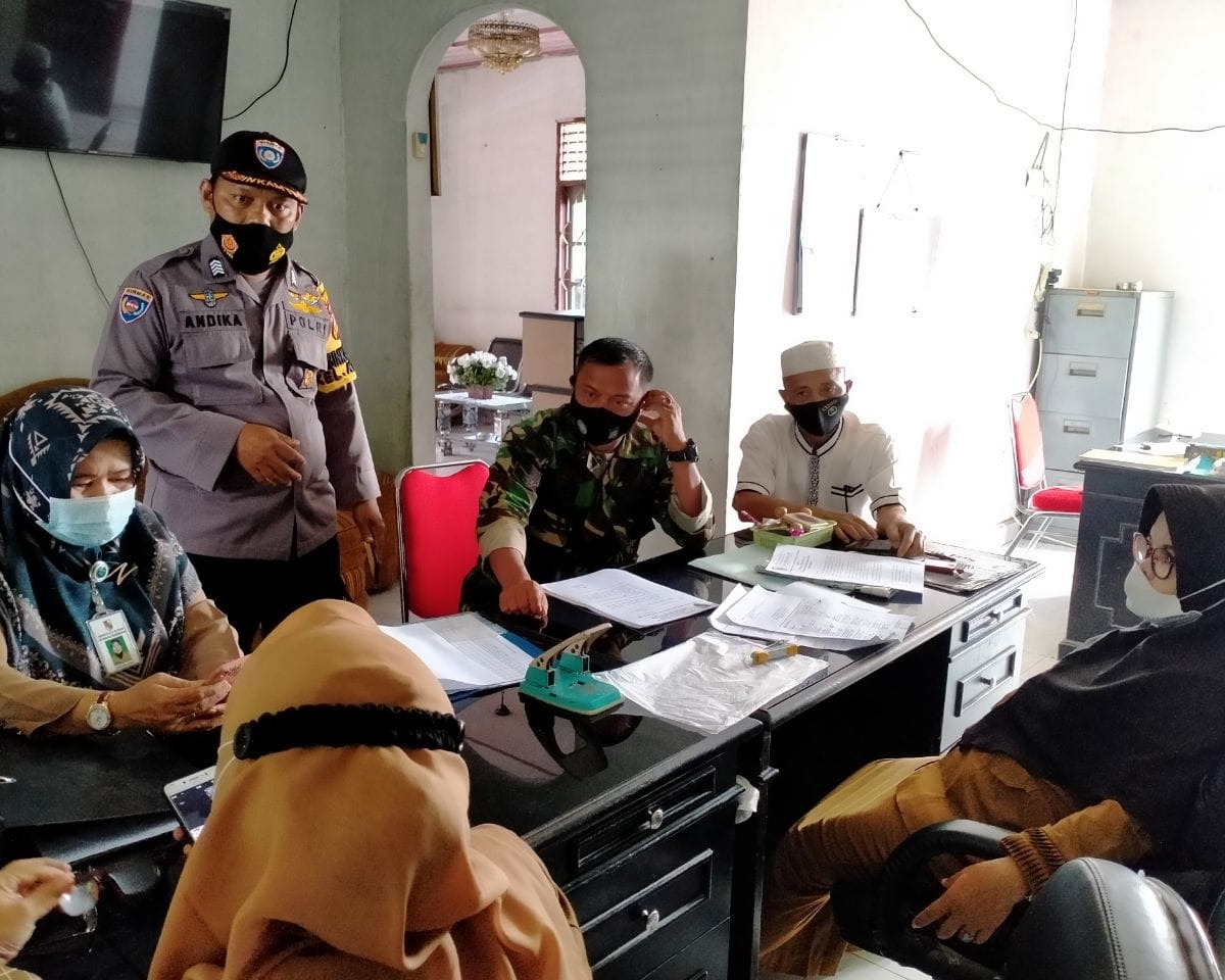 Babinsa Kodim 0301/PBR Bersama Lurah Kulim dan Polsek Tenayan Raya Laksanakan Komsos