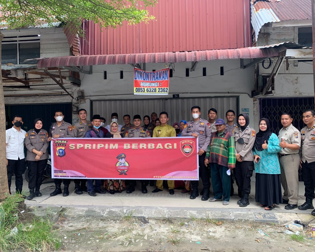 Spripim Polda Riau Berikan Bantuan 100 Paket Sembako Kepada Masyarakat