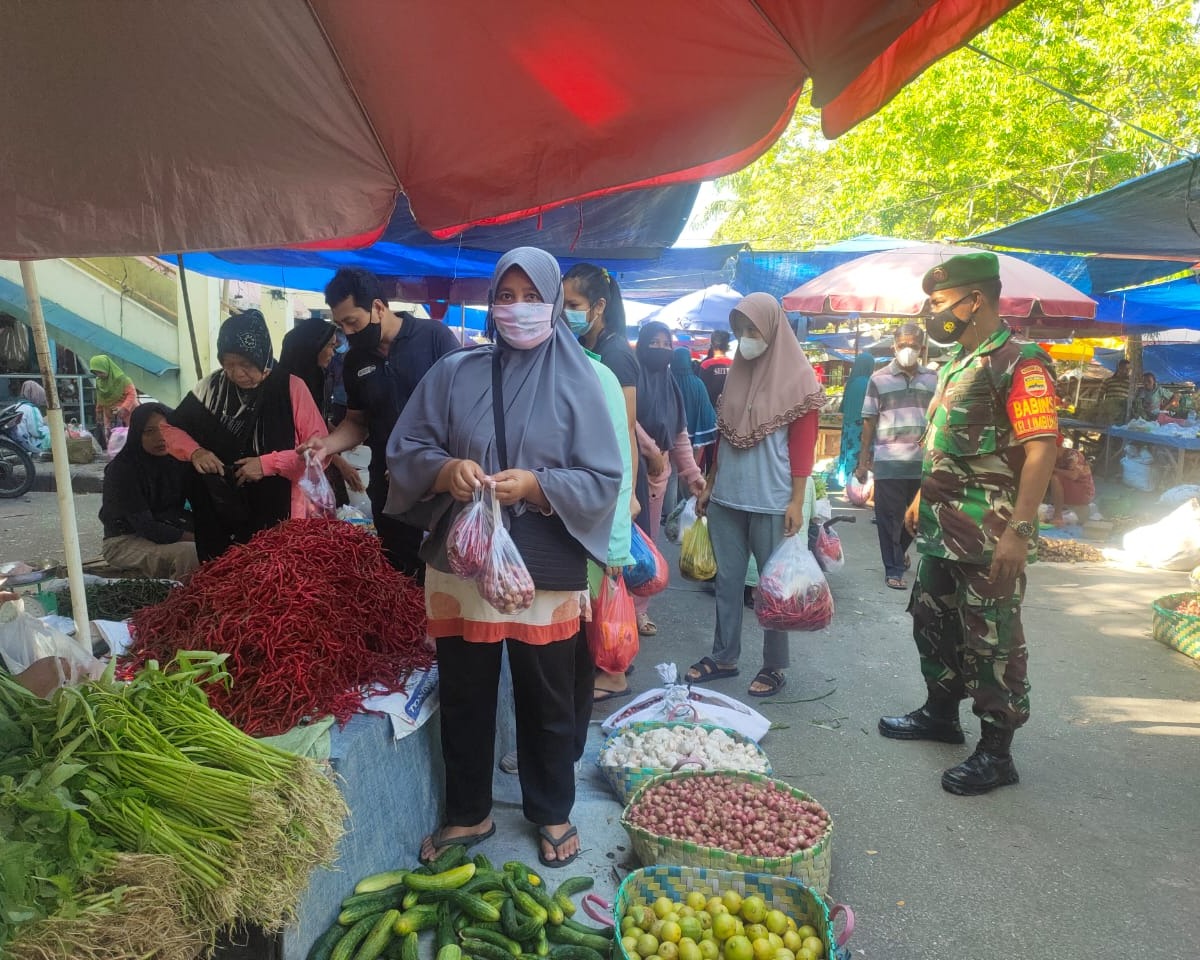 Babinsa Kodim 0301/PBR Berikan Himbauan Tentang Prokes Kepada Pengunjung Dan Pedagang Pasar Rumbai