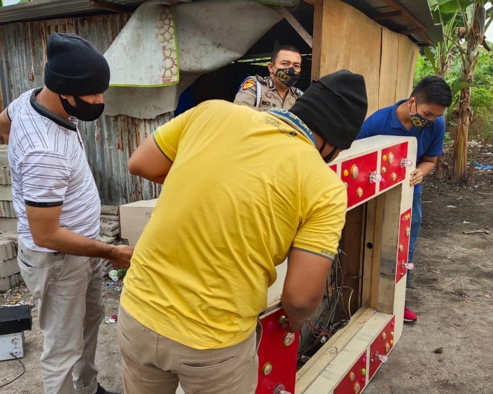 Tindak Lanjuti Informasi Perjudian, Polsek Tapung Hilir Datangi Lokasi dan Amankan Mesin Judi Gelper