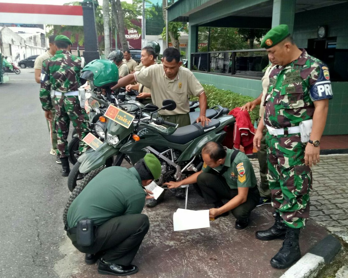 Pasilog Kodim 0301/Pekanbaru Melaksanakan Pemeriksaan Kelengkapan Kendaraan Bermotor Dinas di Wilayah Makodim