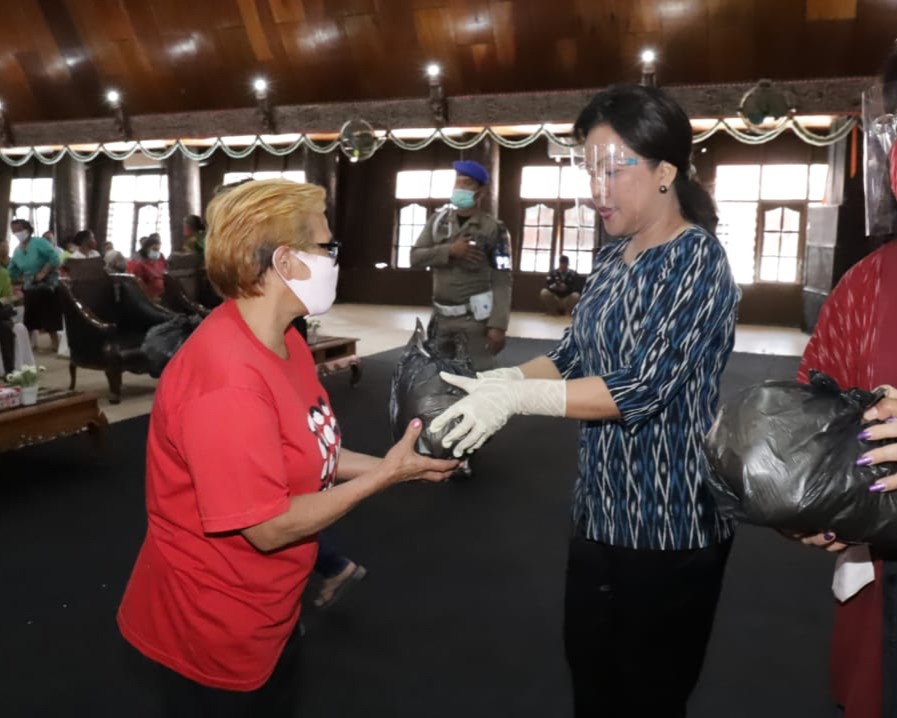Serahkan Bantuan Benang Kepada 1.565 Petenun, Ketua Dekranasda Taput Berharap Bisa Meningkatan Kualitas Tenun Ulos